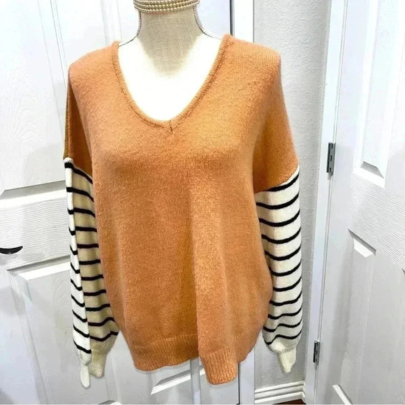 Very J size S mixed media v- neck sweater with light intentional piling. - Picture 1 of 7